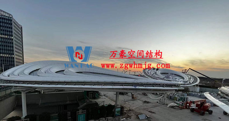 滬通鐵路張家港站地方配套工程站前西側旅客集散區蝴蝶造型天幕工程接近尾聲