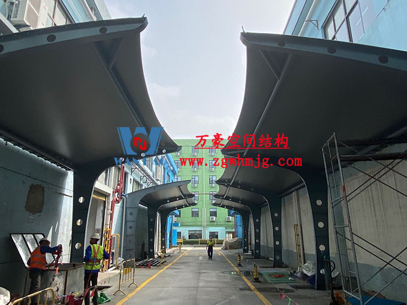 膜結(jié)構(gòu)車棚定做哪里好？膜結(jié)構(gòu)生產(chǎn)廠家哪家好？