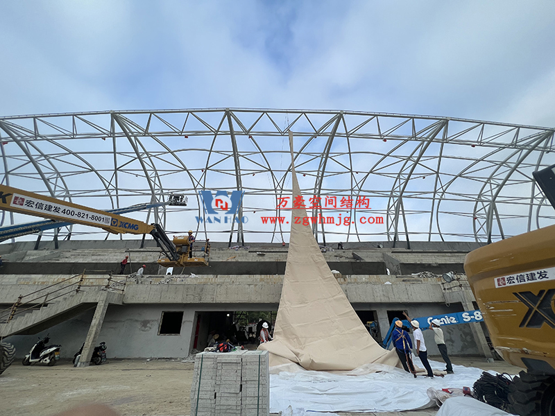 龍泉市體育場鋼膜結構工程膜結構安裝中