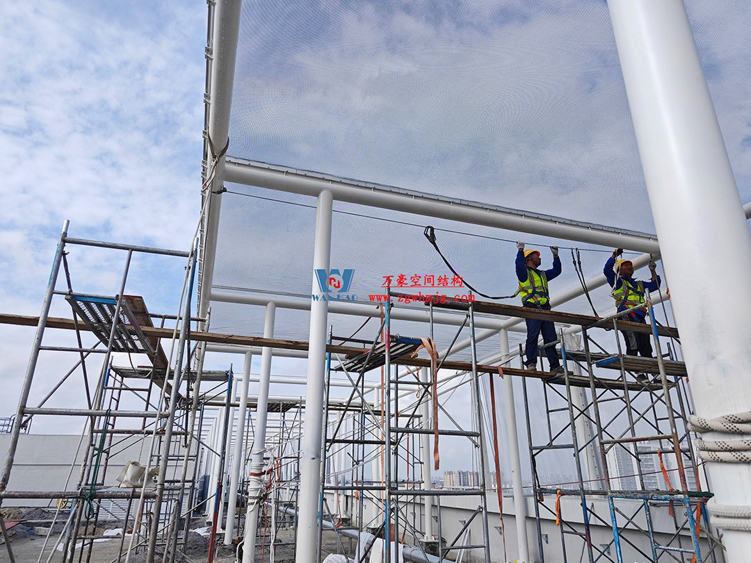 聚焦工程高質(zhì)量建設(shè)，這個(gè)網(wǎng)格織物幕墻正在施工安裝中