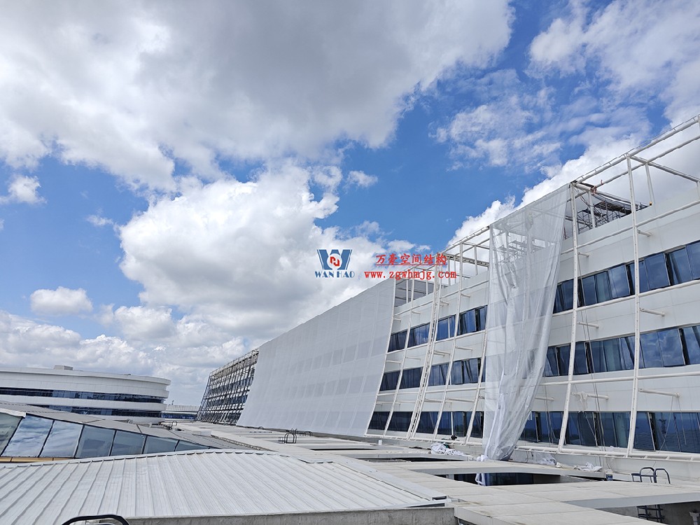 聚焦工程高質量建設，這個網格織物幕墻正在施工安裝中