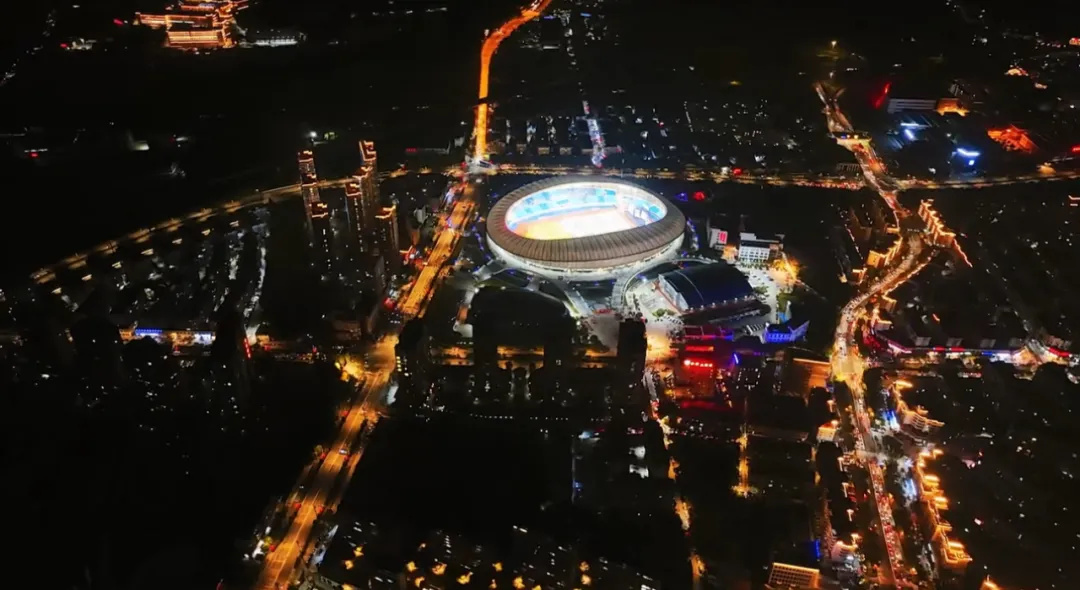 平陽(yáng)體育中心群星演唱會(huì)！超萬(wàn)人圍觀，現(xiàn)場(chǎng)火爆High唱！