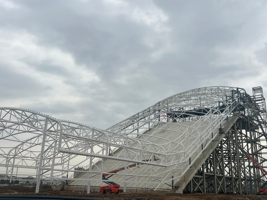 馭風逐沙，織就賽道美學——比亞迪紹興嵊州賽車場干拔沙坡觀景平臺鋼膜結構