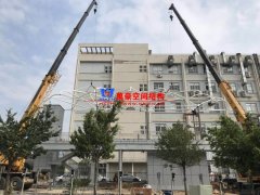 張拉膜結(jié)構(gòu)車棚中鋼結(jié)構(gòu)如何防銹？張拉膜車棚除銹的方法有哪些？