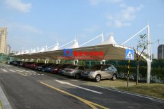 膜結(jié)構(gòu)車棚建筑有哪些特點？為什么膜結(jié)構(gòu)車棚應(yīng)用領(lǐng)域如此廣泛？