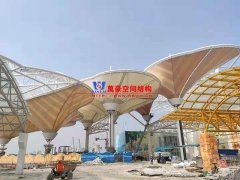 聊城歡樂小鎮七彩云朵項目膜結構安裝中